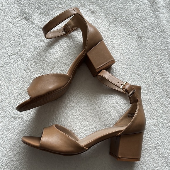 Dream Pairs Tan/Nude Chunkle 2" Block Heels w/ Ankle Strap Size 8.5 - Picture 9 of 16